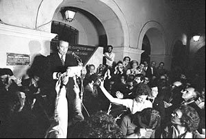 Goffredo lê a Carta aos Brasileiros, no pátio das Arcadas (Faculdade de Direito da USP), em 8 de agosto de 1977, ante numerosa assistência. - Hélio Campos Mello