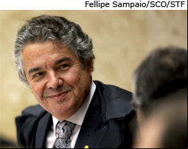 Ministro Marco Aurélio vota a favor do exame da Ordem dos Advogados do Brasil (OAB) - 26/10/2011 [Fellipe Sampaio/SCO/STF]