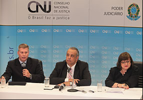 O relatório foi apresentado no Plenário do CNJ pelo secretário-geral do órgão, Fernando Marcondes, pelo juiz auxiliar da presidência do CNJ, José Guilherme Vasi Werner, e pela diretora executiva do DPJ, Lêda Bandeira. - Luiz Silveira/ Agência CNJ.